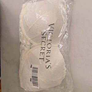 New with Tags!!  Victoria’s Secret bra.  Size DD.
